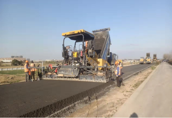 交通产业集团负责建设的沿江生态景观带堤顶路工程快速推进
