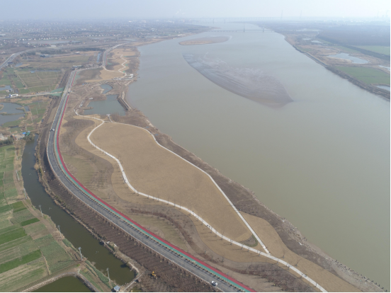 交通产业集团负责建设的沿江生态景观带堤顶路工程快速推进